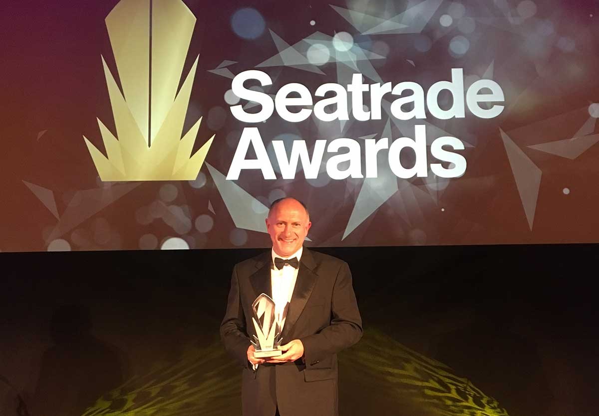 Gary Kelly, ABS Director, receives the 2019 Seatrade Cyber Security Award. 